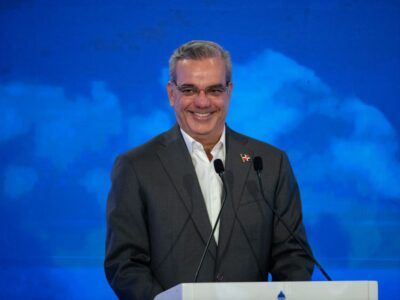 Abinader llega a la escuela Casandra Damirón para inaugurar el año escolar 2025-2026 en Santo Domingo Este