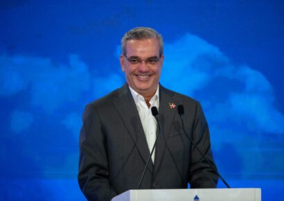 Abinader llega a la escuela Casandra Damirón para inaugurar el año escolar 2025-2026 en Santo Domingo Este