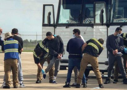 Jueza federal de EE.UU. suspende deportaciones rápidas de migrantes por violar derechos legales