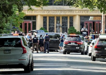 EE. UU. investigará como terrorismo doméstico tiroteo en escuela católica de Mineápolis