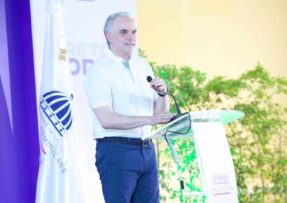 Ministro de Educación convoca al inicio del año escolar en medio de protestas y entrega de nuevas aulas