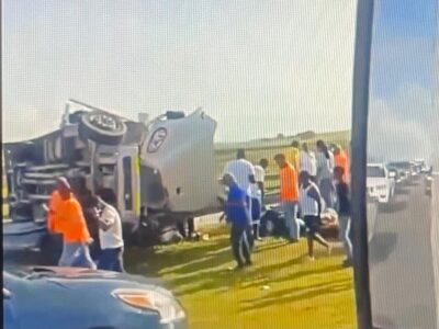 Guagua con pasajeros sufre accidente en la Autovía del Coral, cerca de la entrada a Higüey