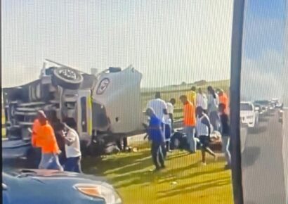 Guagua con pasajeros sufre accidente en la Autovía del Coral, cerca de la entrada a Higüey