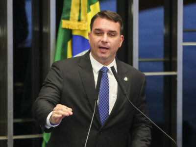 Senador Flávio Bolsonaro pide destitución del magistrado Alexandre de Moraes tras prisión domiciliaria a su padre