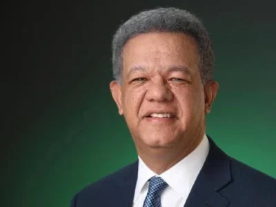 Leonel Fernández ejerce su derecho al voto en elecciones internas de Fuerza del Pueblo