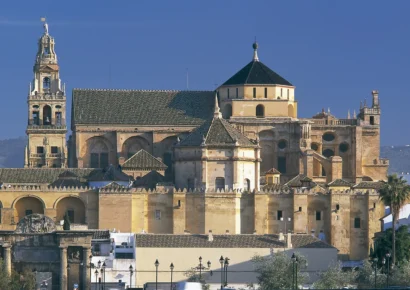 Incendio afecta la histórica mezquita-catedral de Córdoba, Patrimonio de la Humanidad