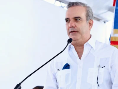 Presidente Abinader inaugura centro de procesamiento Courier en el AILA