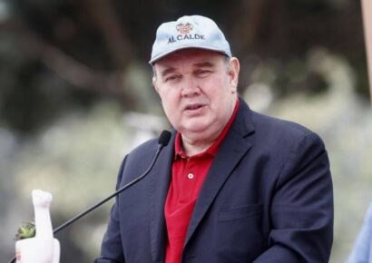 Alcalde de Lima propone retirar medalla a Gustavo Petro tras reclamo territorial