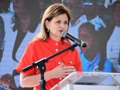 Raquel Peña inaugura año escolar 2025-2026 en Santiago con avances en educación