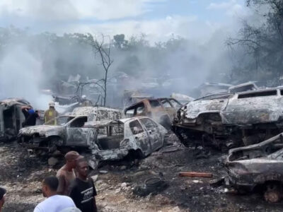 Incendio en San Francisco de Macorís destruye más de 50 vehículos y deja pérdidas millonarias