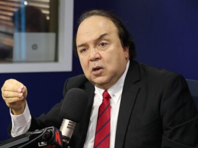 Vinicio Castillo llama al Ministerio de Educación a prohibir el uso general de celulares en aulas públicas