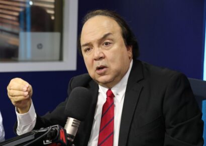 Vinicio Castillo llama al Ministerio de Educación a prohibir el uso general de celulares en aulas públicas