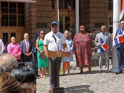 Alcaldía de Nueva York iza por primera vez la bandera dominicana en plaza Bowling Green