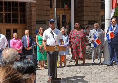 Alcaldía de Nueva York iza por primera vez la bandera dominicana en plaza Bowling Green