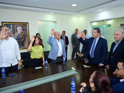 Leonel Fernández juramenta a Roberto Durán y a un grupo de ingenieros y profesionales de Santiago en la Fuerza del Pueblo