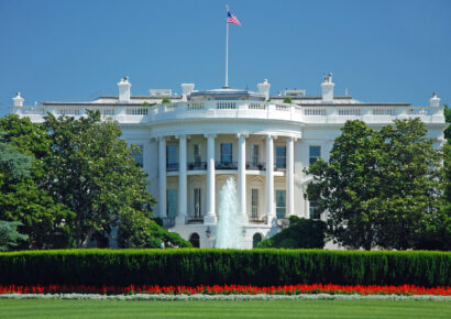 Casa Blanca advierte sobre despidos masivos ante posible cierre de Gobierno el 1 de octubre