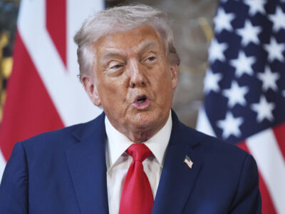 Trump amenaza con retirar licencias a canales que lo critiquen