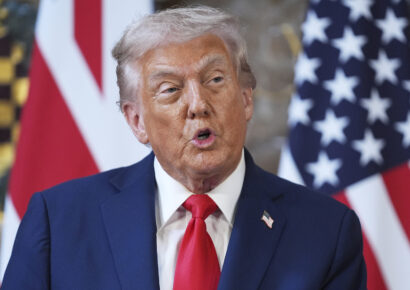 Trump amenaza con retirar licencias a canales que lo critiquen