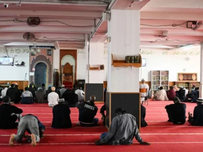 Francia investiga la aparición de cabezas de cerdo frente a mezquitas en París