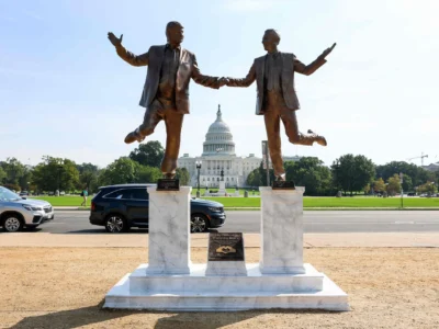 Retiran escultura satírica de Trump y Epstein frente al Capitolio por incumplimiento de permiso