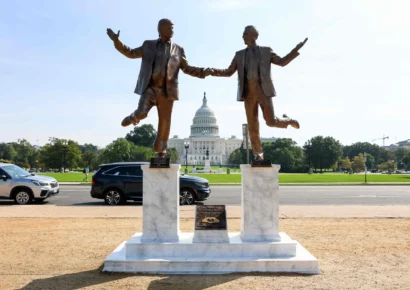 Retiran escultura satírica de Trump y Epstein frente al Capitolio por incumplimiento de permiso