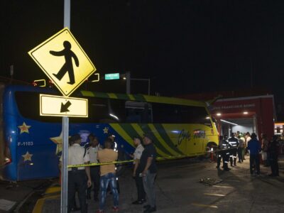 Chofer de autobús que chocó con estación del Metro abandona el lugar después del incidente