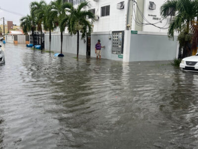 La avenida 25 de Febrero en Santo Domingo Este, inundada por vaguada y onda tropical