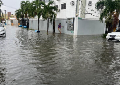 La avenida 25 de Febrero en Santo Domingo Este, inundada por vaguada y onda tropical