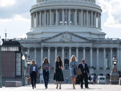 Víctimas de Jeffrey Epstein exigen transparencia y compilación de nombres vinculados a la red de abuso