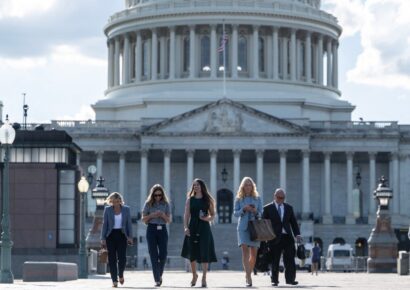 Víctimas de Jeffrey Epstein exigen transparencia y compilación de nombres vinculados a la red de abuso