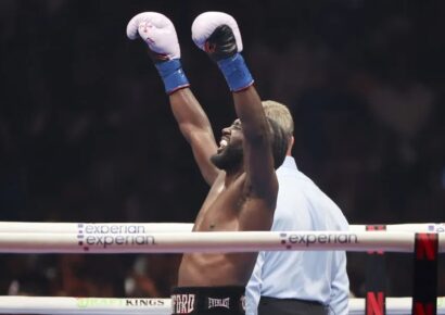 El boxeador Terence Crawford celebra con merengue tras victoria sobre “Canelo” Álvarez