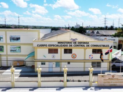 Autoridades incautan bebidas adulteradas y productos de contrabando en Santiago