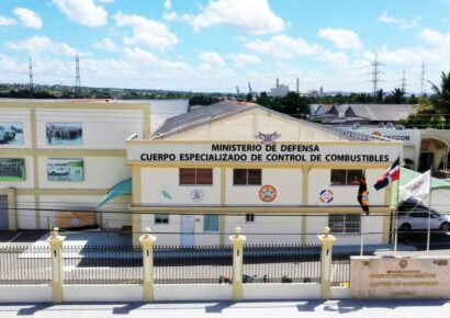 Autoridades incautan bebidas adulteradas y productos de contrabando en Santiago