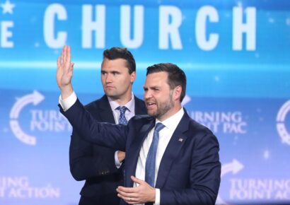 Vicepresidente JD Vance acompaña el féretro de Charlie Kirk rumbo a Arizona para su funeral