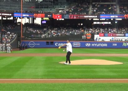 Cónsul Jesús Vásquez lanza primera bola en Citi Field por el Mes de la Hispanidad