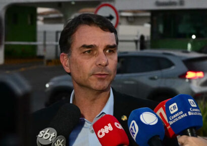 Hijo de Bolsonaro rechaza condena de 27 años contra su padre y promete lucha “hasta el fin”