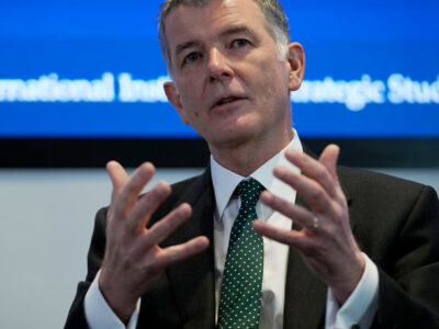 Jefe del MI6 Sir Richard Moore: “Putin no quiere negociar la paz en Ucrania y nos está engañando”