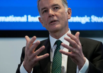 Jefe del MI6 Sir Richard Moore: “Putin no quiere negociar la paz en Ucrania y nos está engañando”