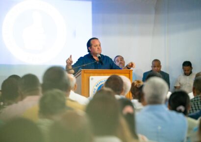 Paliza destaca obras en Santiago durante encuentro con militancia