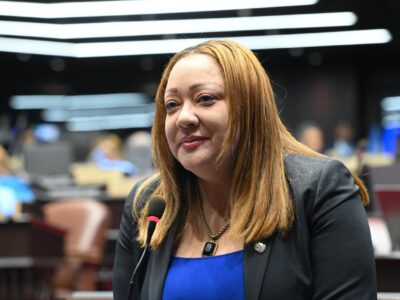 Diputada del PRM se enfrenta a golpes con una agente del CUSEP en acto presidencial