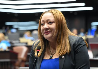 Diputada del PRM se enfrenta a golpes con una agente del CUSEP en acto presidencial