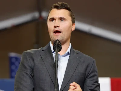 Confirman muerte de Charlie Kirk tras recibir disparo en universidad de Utah
