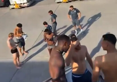 El insólito momento que vivió el Mónaco: jugadores quedaron en ropa interior por falla aire acondicionado en el avión