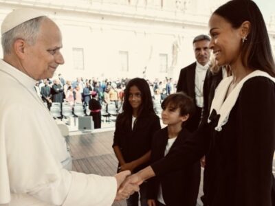 Zoé Saldaña y su familia se reúnen con el papa León XIV en el Vaticano