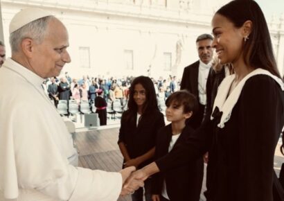Zoé Saldaña y su familia se reúnen con el papa León XIV en el Vaticano