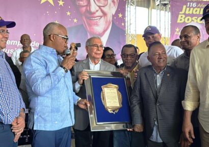 Ex presidentes del CODIA reconocen al ex presidente Danilo Medina, presidente del PLD