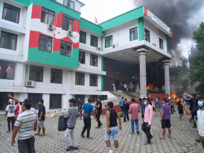 Katmandú en crisis: incendian Parlamento y residencias de políticos tras renuncia del primer ministro