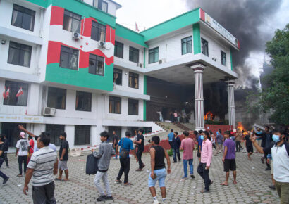 Katmandú en crisis: incendian Parlamento y residencias de políticos tras renuncia del primer ministro
