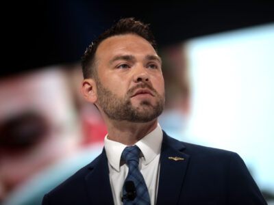 Ultraderecha de EE.UU. reacciona con furia tras asesinato de Charlie Kirk y advierte sobre “guerra política”