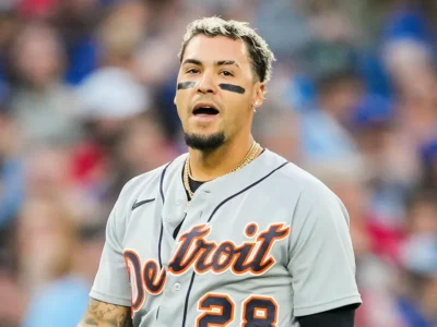 Javier Báez abandona juego tras recibir golpe en la frente